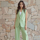 Conjunto Antoinette™ com Colete Alfaiatado e Calça de Linhas Alongadas / Clássico, Feminino e Inesquecível!