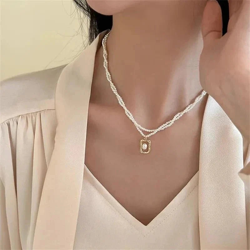 Colar Duplo de Pérolas com Pingente